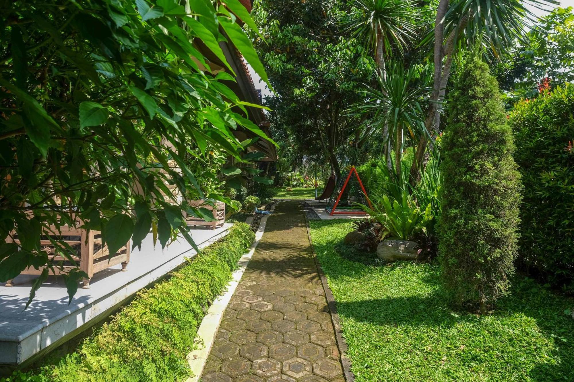 Sareh Villa By The Lavana Semarang Kültér fotó